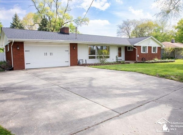4666 E Dunbar Rd, Monroe, MI 48161