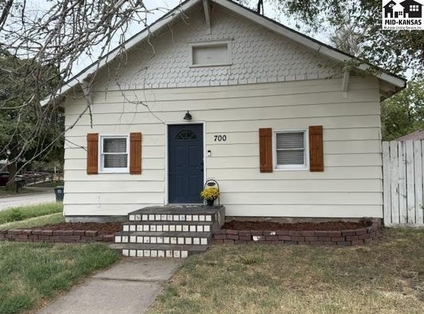 700 E 2nd St, Hutchinson, KS 67502