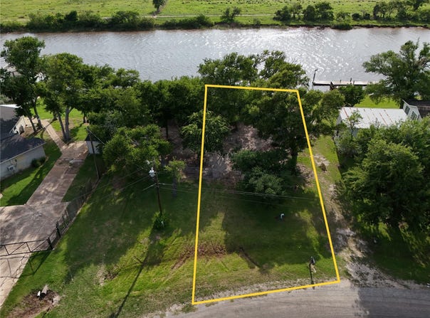 1828 Creekside Dr, Sargent, TX 77414