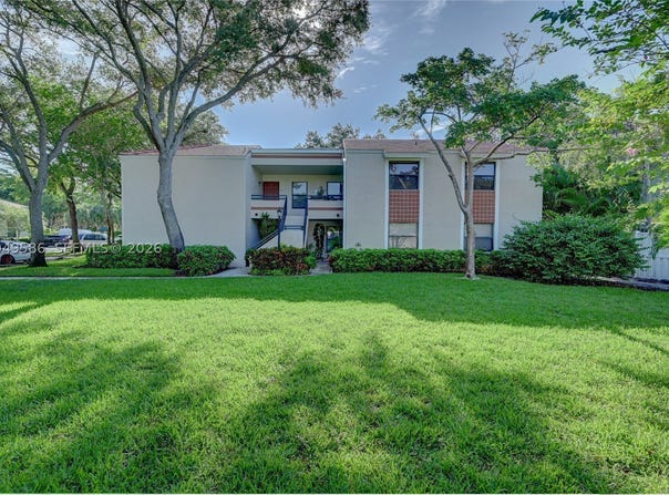 9858 NW 3rd St, Plantation, FL 33324