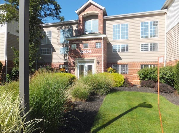 23004 Chandlers Lane, Olmsted Falls, OH 44138