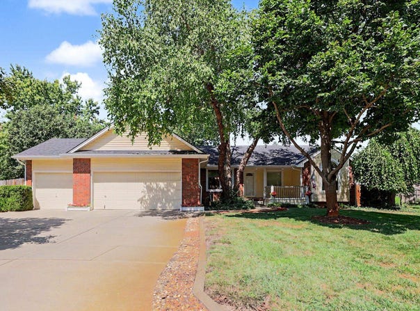 8 E 2nd St Cir, Valley Center, KS 67147