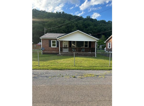309 Brown Bottom Ln, Cedar Bluff, VA 24609
