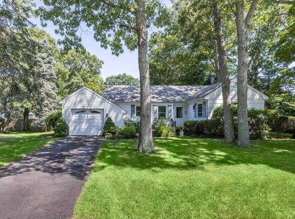 29 Lynn Ave, Hampton Bays, NY 11946