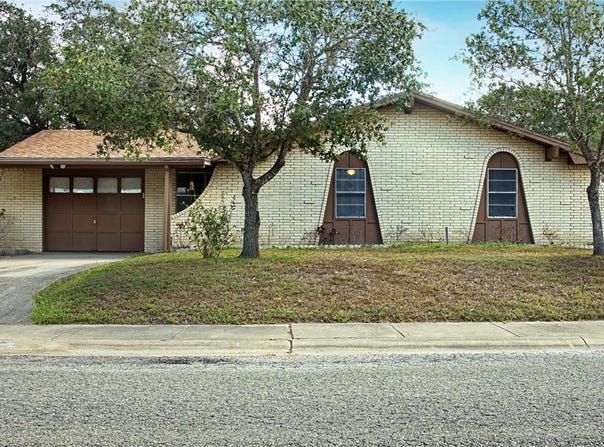 803 Avenue H, Sinton, TX 78387
