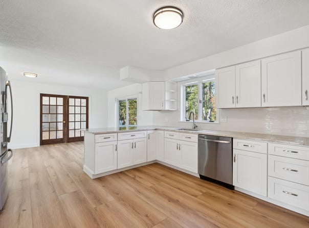 17 Chestnut Drive, Topsham, ME 04086