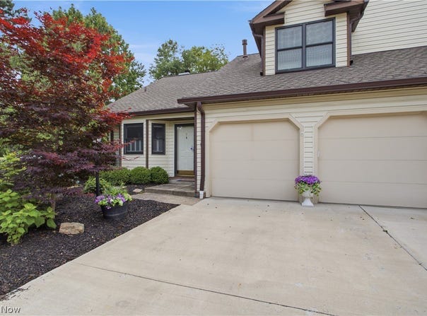 700 Hampton Circle, Aurora, OH 44202