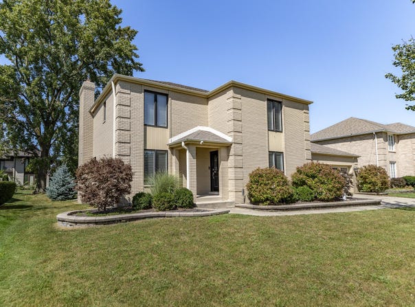 9832 Twin Creek Boulevard, Munster, IN 46321