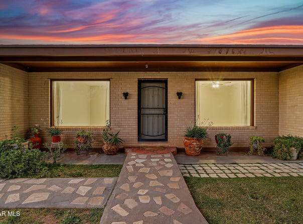 171 HOLGUIN Avenue, Vinton, TX 79821