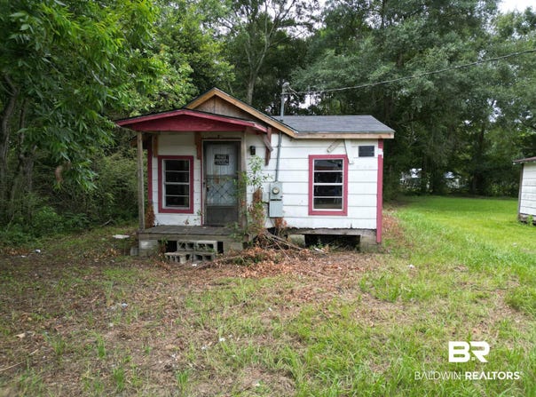 156 4th St, Atmore, AL 36502