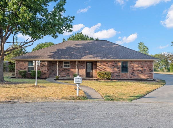 911 Clearview Street, Krum, TX 76249