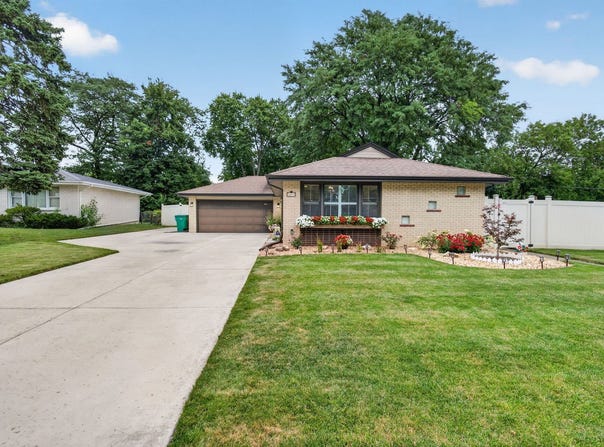 1043 Walter Street, Lemont, IL 60439