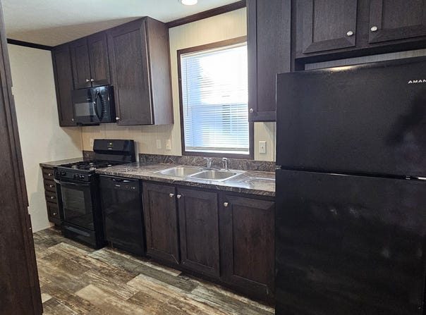 65 Tulip Ln, Belleville, MI 48111