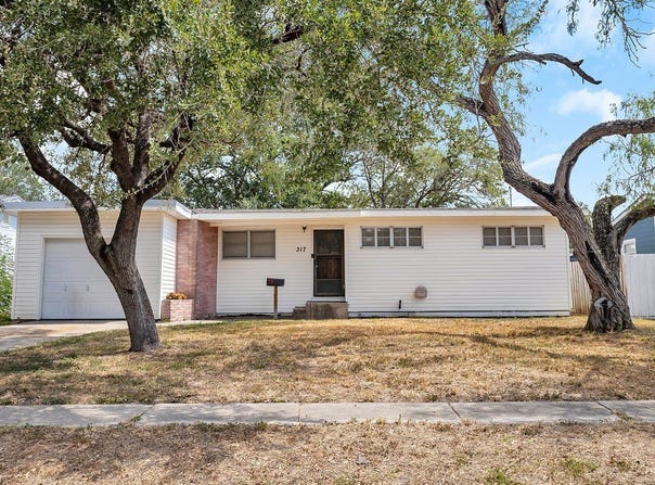 317 S Chiltipin Street, Sinton, TX 78387