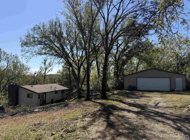 7435 Lakeview RD, Meriden, KS 66512