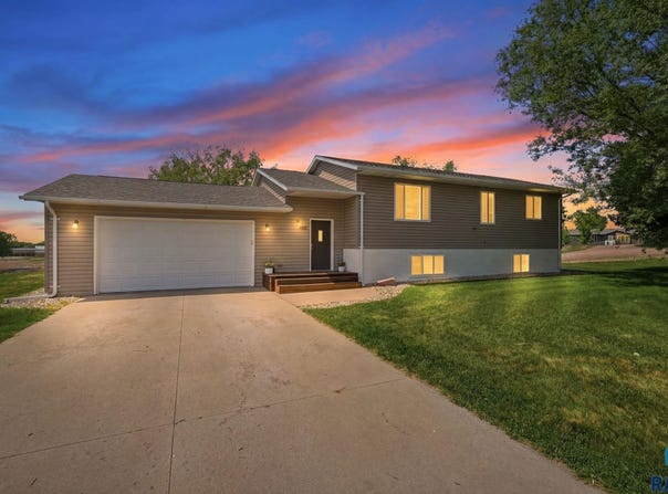 400 Sunrise Cir, Garretson, SD 57030