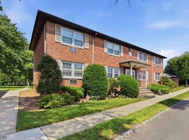 52 Lakeside Dr, Millburn Twp., NJ 07041-0036