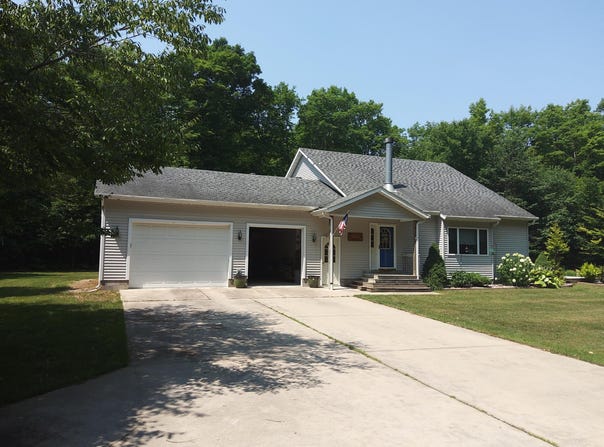 15538 W Sandtown Rd, Curtis, MI 49820