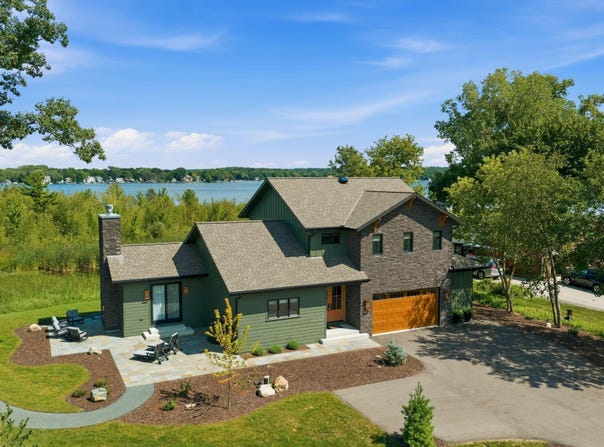 2852 Peninsula Ave, Delafield, WI 53018