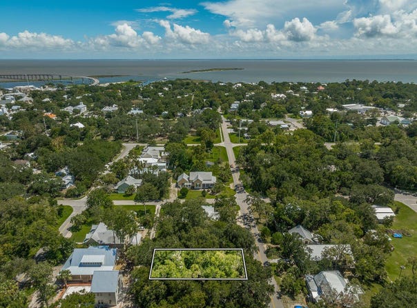 131 8th St, Apalachicola, FL 32320