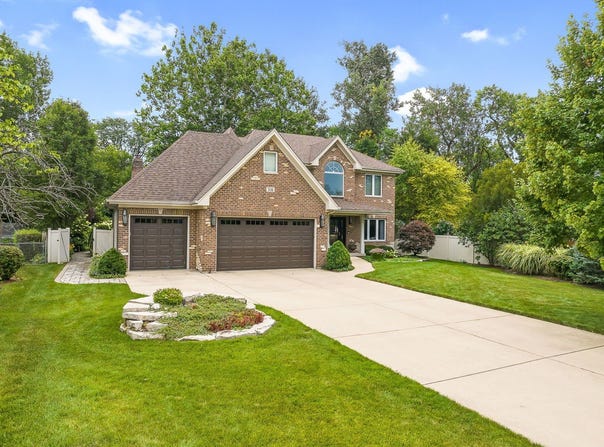 331 Brookside Circle, Wheaton, IL 60187