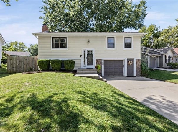 2009 E Arrowhead Drive, Olathe, KS 66062