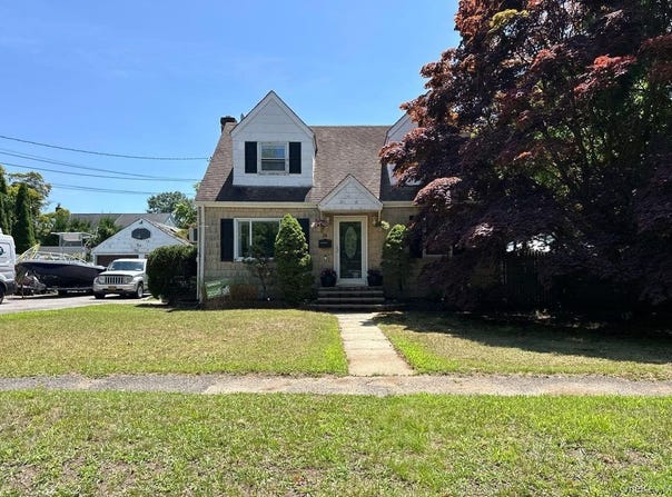 24 Gates Street, Greenlawn, NY 11740