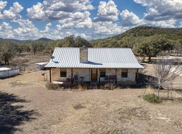 149 Red Oak Road, Leakey, TX 78873