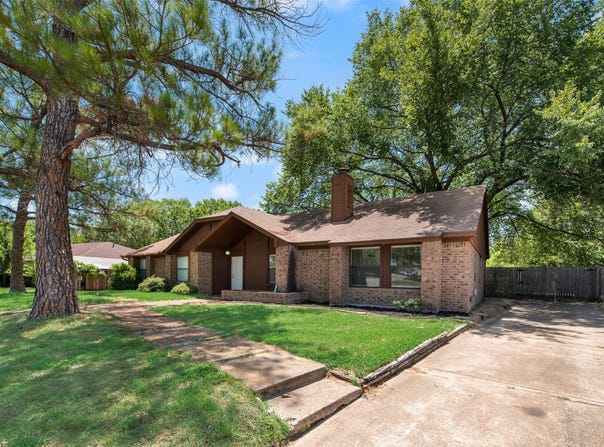 208 E Denton Drive, Euless, TX 76039