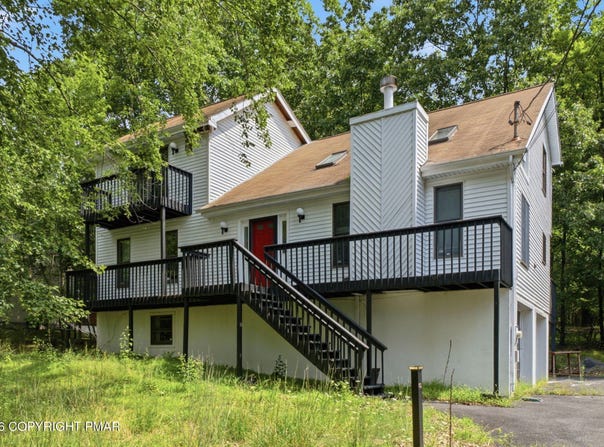 1076 Lancaster Drive, Bushkill, PA 18324