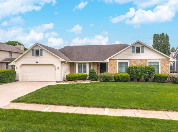 5 Downing Circle, Bloomington, IL 61704