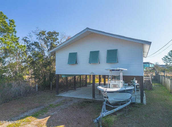 814 Camellia Drive, Bay Saint Louis, MS 39520