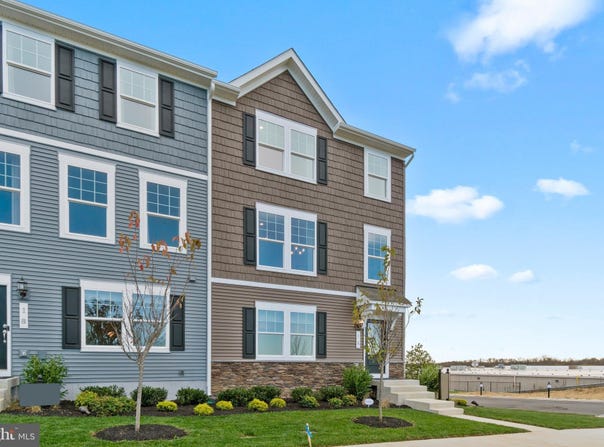 12 DEMOCRACY Mews, RANSON, WV 25438
