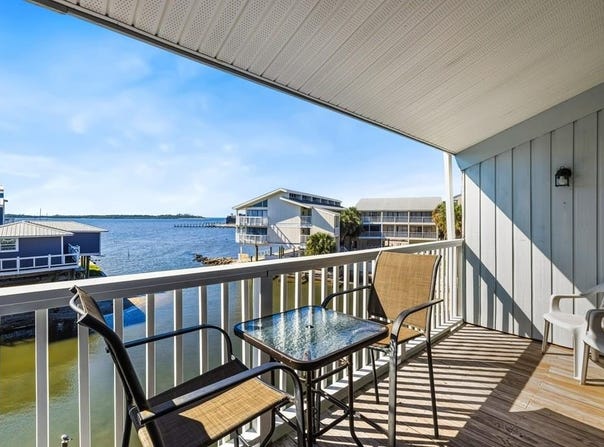 82 2nd St, Cedar Key, FL 32625