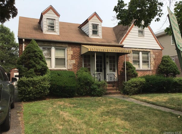 25 Collins Avenue, Williston Park, NY 11596