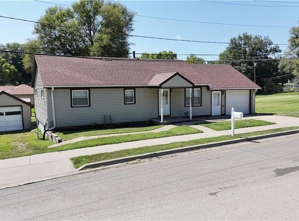 404 6th Street S, Savannah, MO 64485