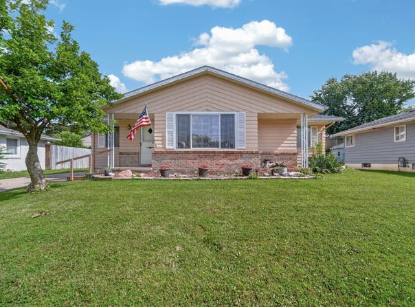 100 E Maxwelton Drive, Des Moines, IA 50315