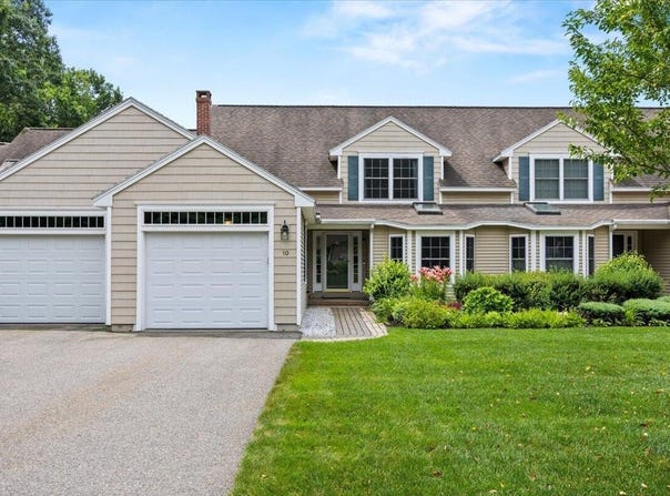 10 Shiretowne Common Drive, Kennebunk, ME 04043