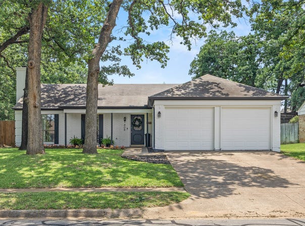 408 Thorn Wood Drive, Euless, TX 76039