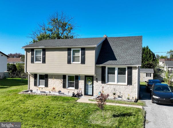 957 BELAIRE Lane, YORK, PA 17404