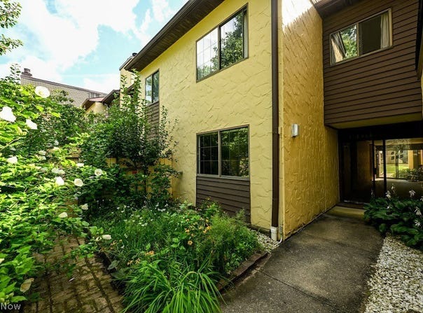 879 Hampton Ridge Drive, Akron, OH 44313