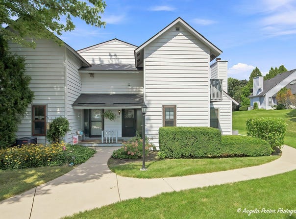 742 Glen Way, Gurnee, IL 60031