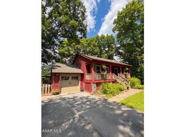 211 Winding Knoll Road, Altoona, PA 16601