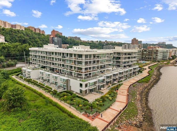 3 Somerset, Edgewater, NJ 07020