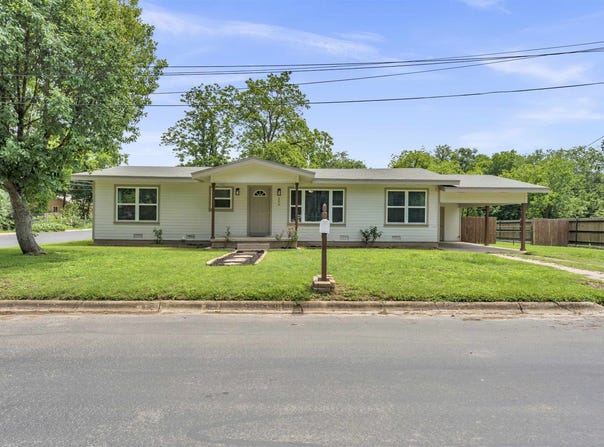 209 E Live Oak St, Burnet, TX 78611