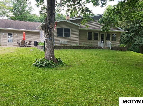 1787 Gilmore Ave, NEW HAMPTON, IA 50659