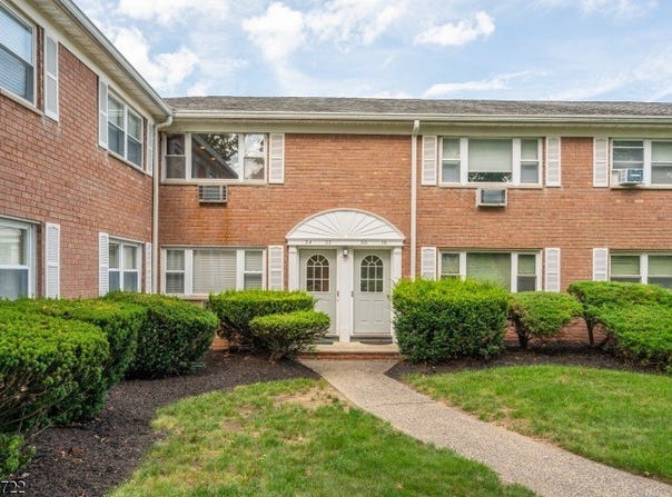 24 Manchester Ct, Wayne Twp., NJ 07470-3304