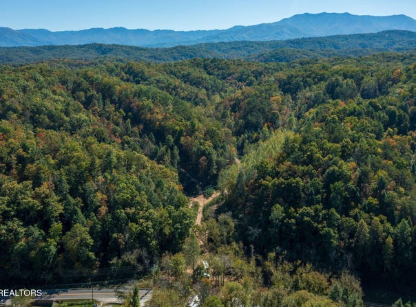 1876 Upper Middle Creek Rd, Sevierville, TN 37876