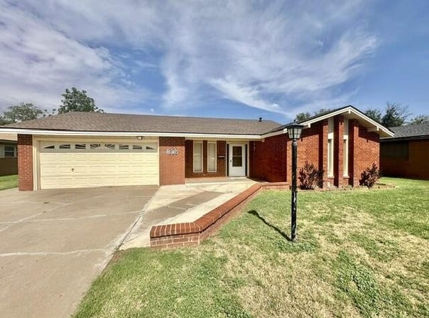 1808 Floydada St, Plainview, TX 79072