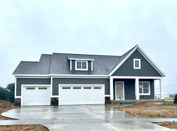 9572 Fields Drive, Zeeland, MI 49464